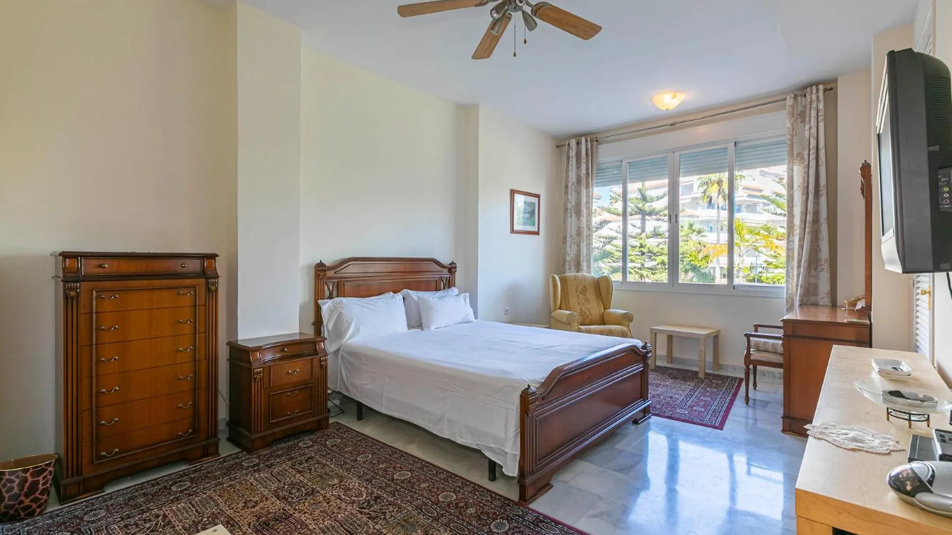 Stylish And Spacious 3 Bedroom Apartment Marbella