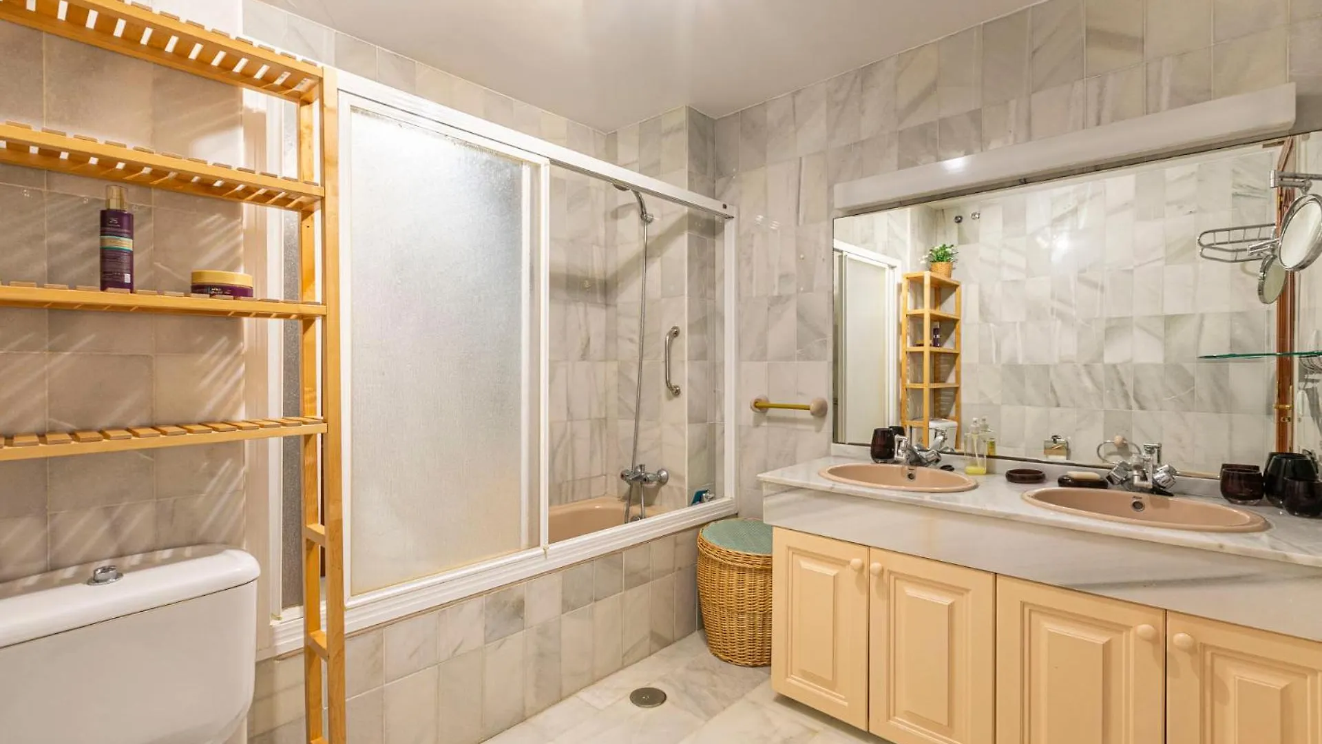 Stylish And Spacious 3 Bedroom Apartment Marbella
