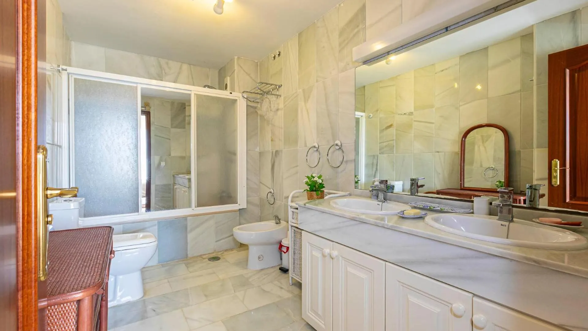 Stylish And Spacious 3 Bedroom Apartment Marbella 0*,